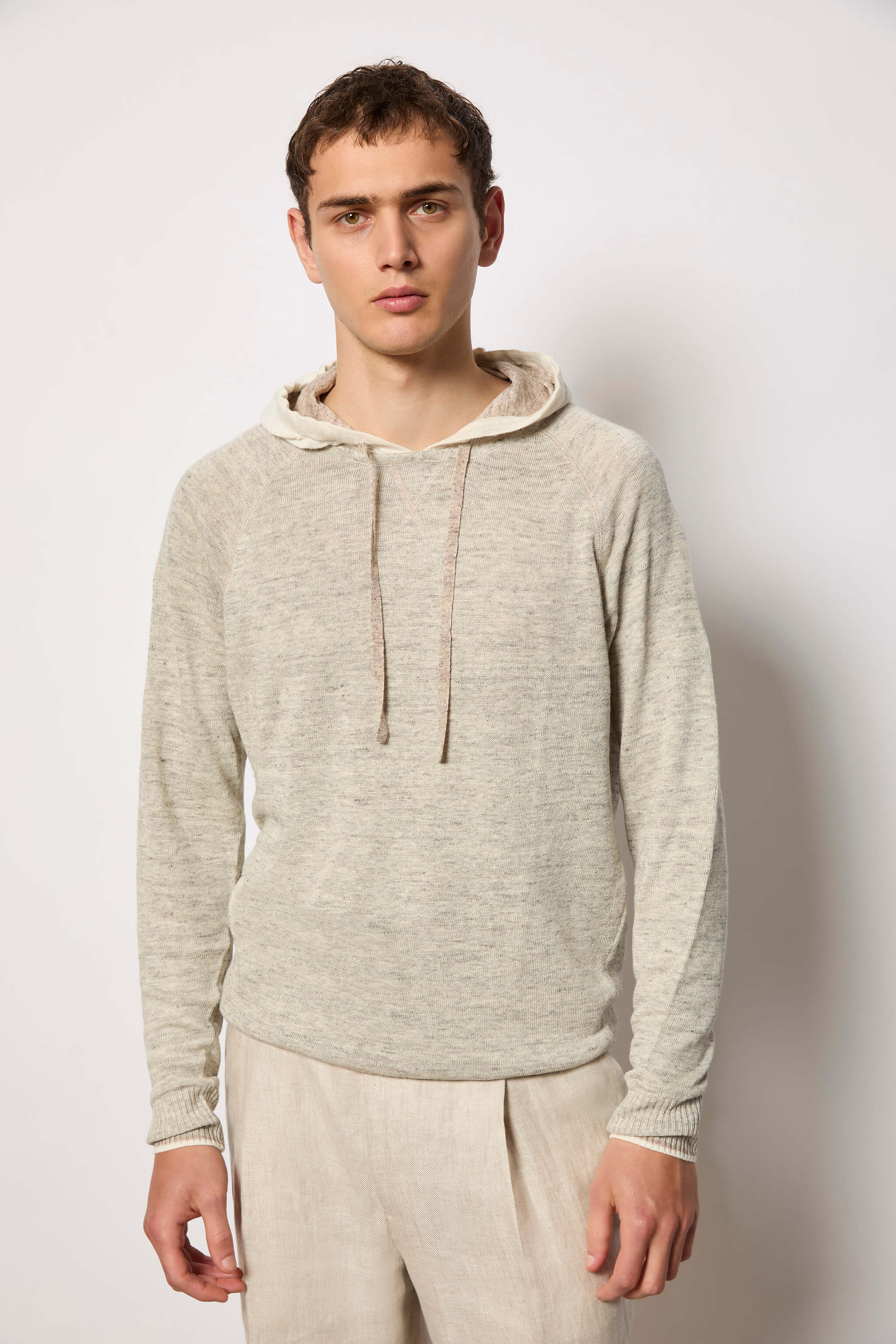 Felpa in maglia con cappuccio beige
