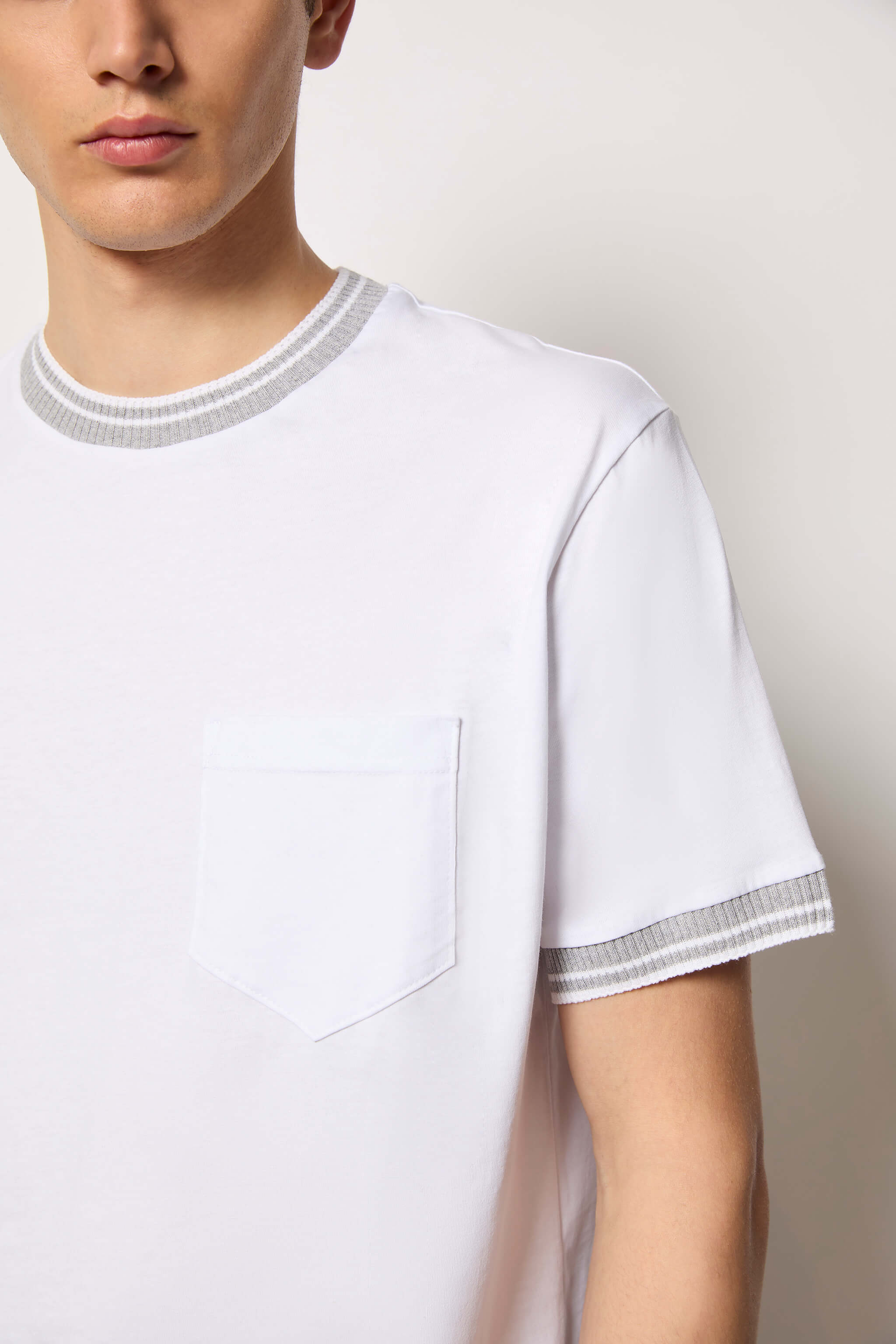 T-shirt con dettagli in contrasto bianca - Image 4