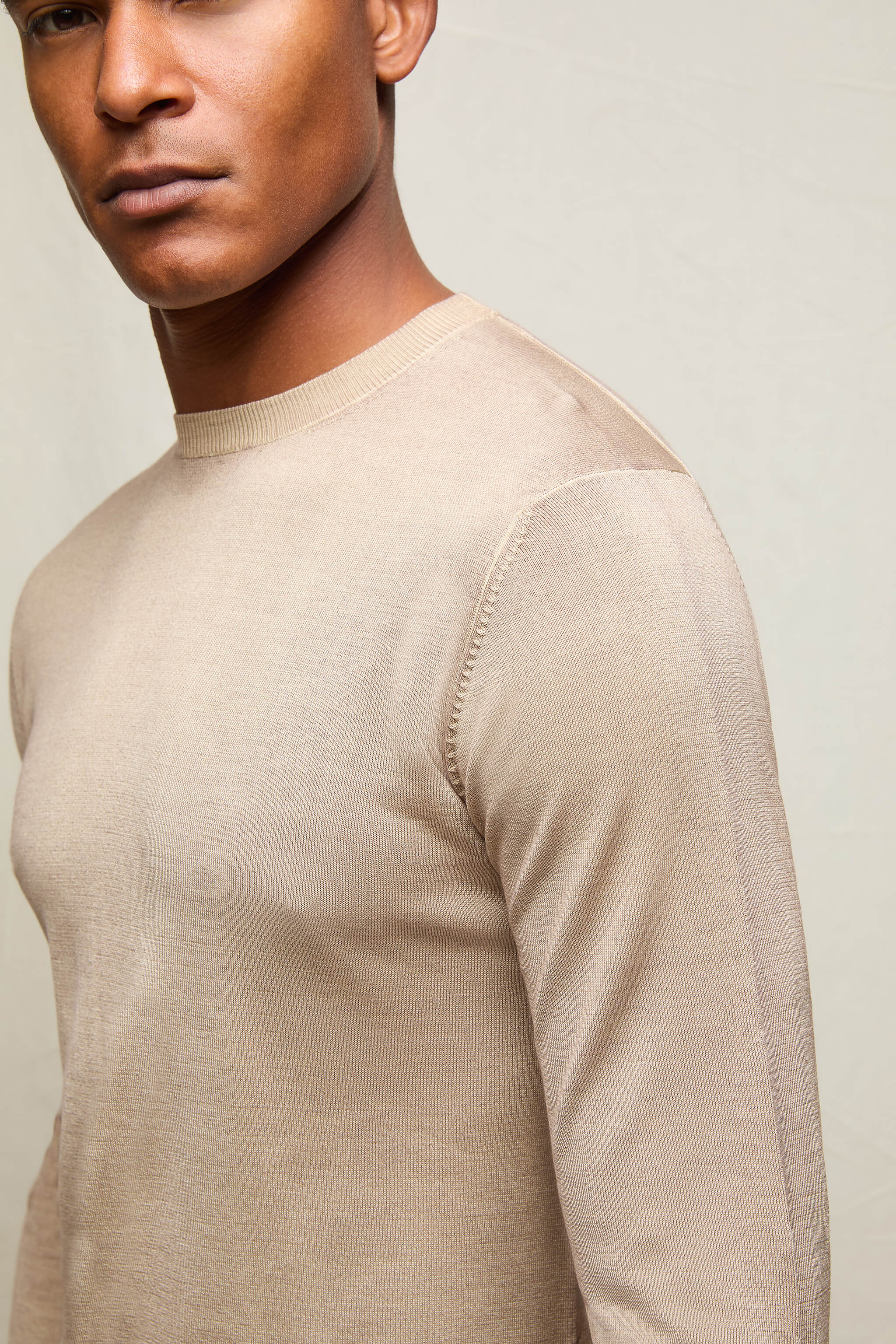 Maglia girocollo in seta e cashmere beige - Image 3