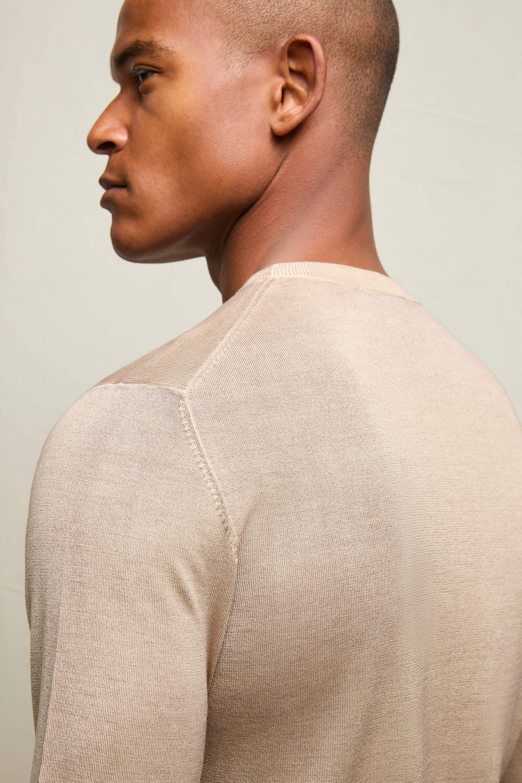Maglia girocollo in seta e cashmere beige - Image 4