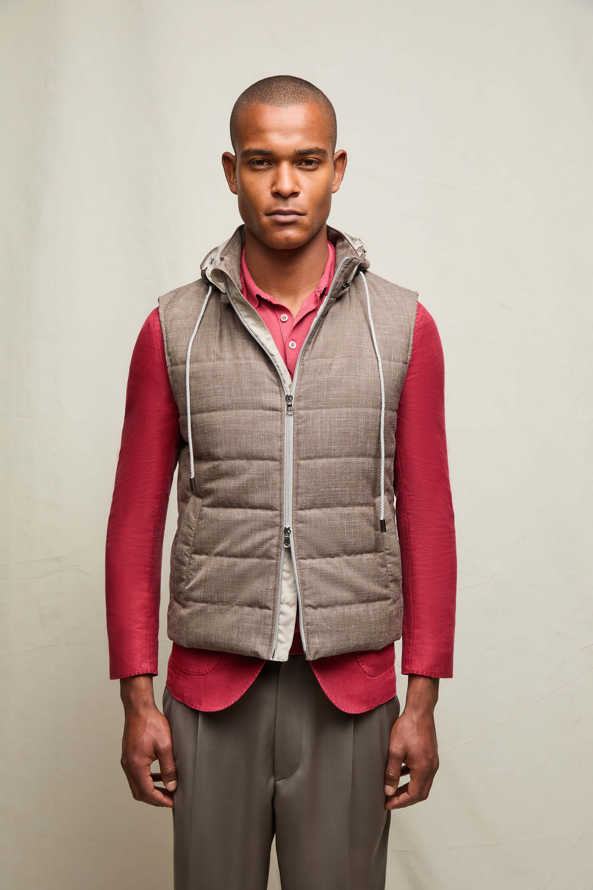 Gilet imbottito con cappuccio tortora