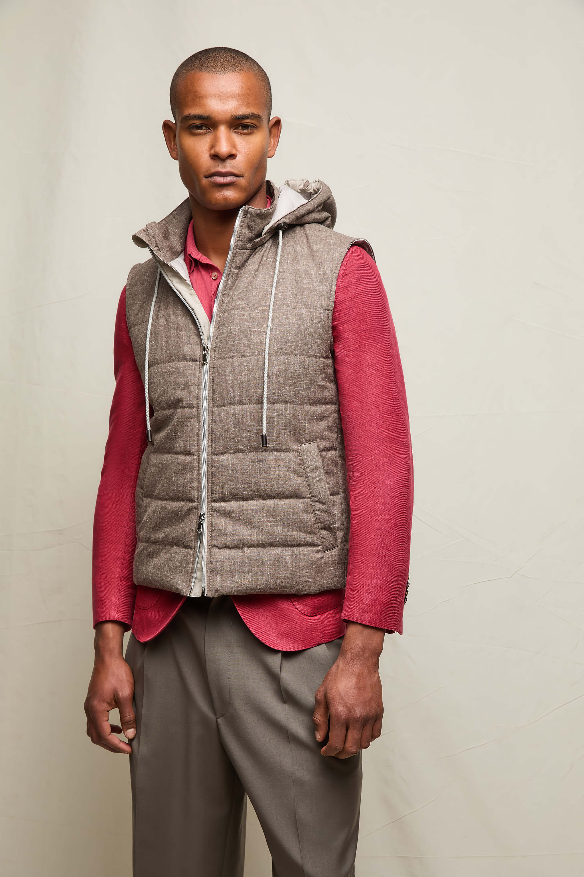 Gilet imbottito con cappuccio tortora - Image 2