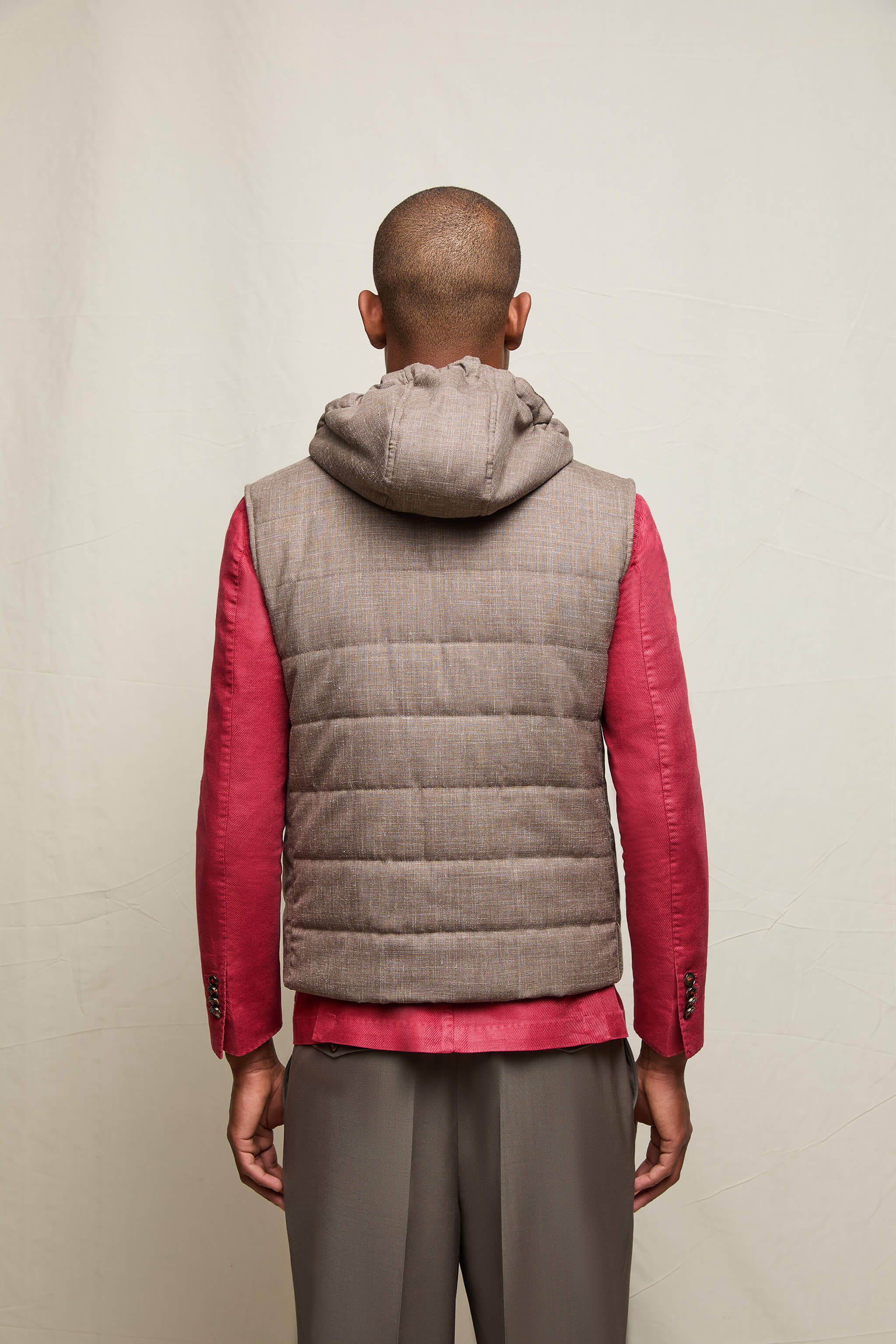 Gilet imbottito con cappuccio tortora - Image 3
