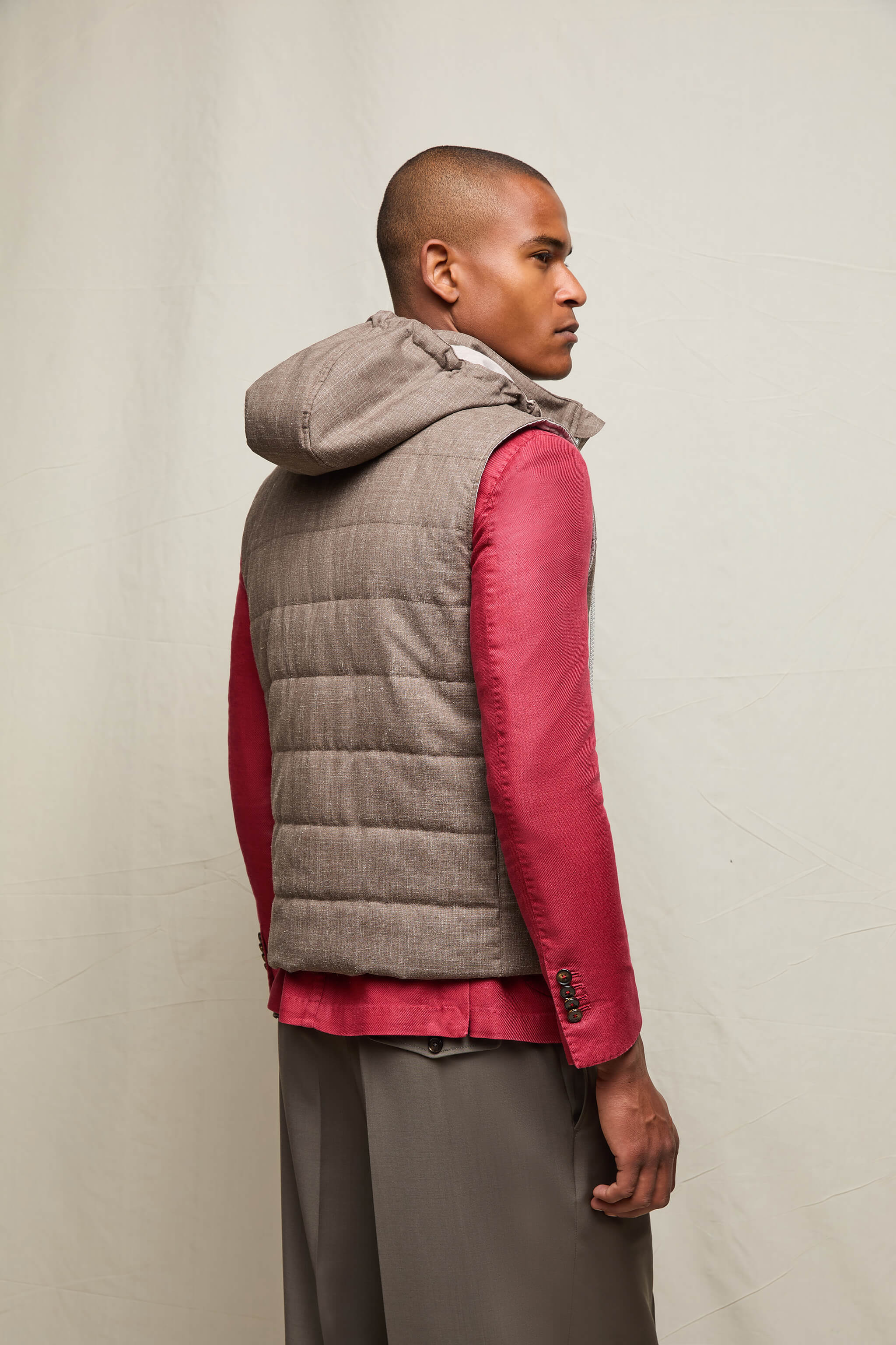 Gilet imbottito con cappuccio tortora - Image 4