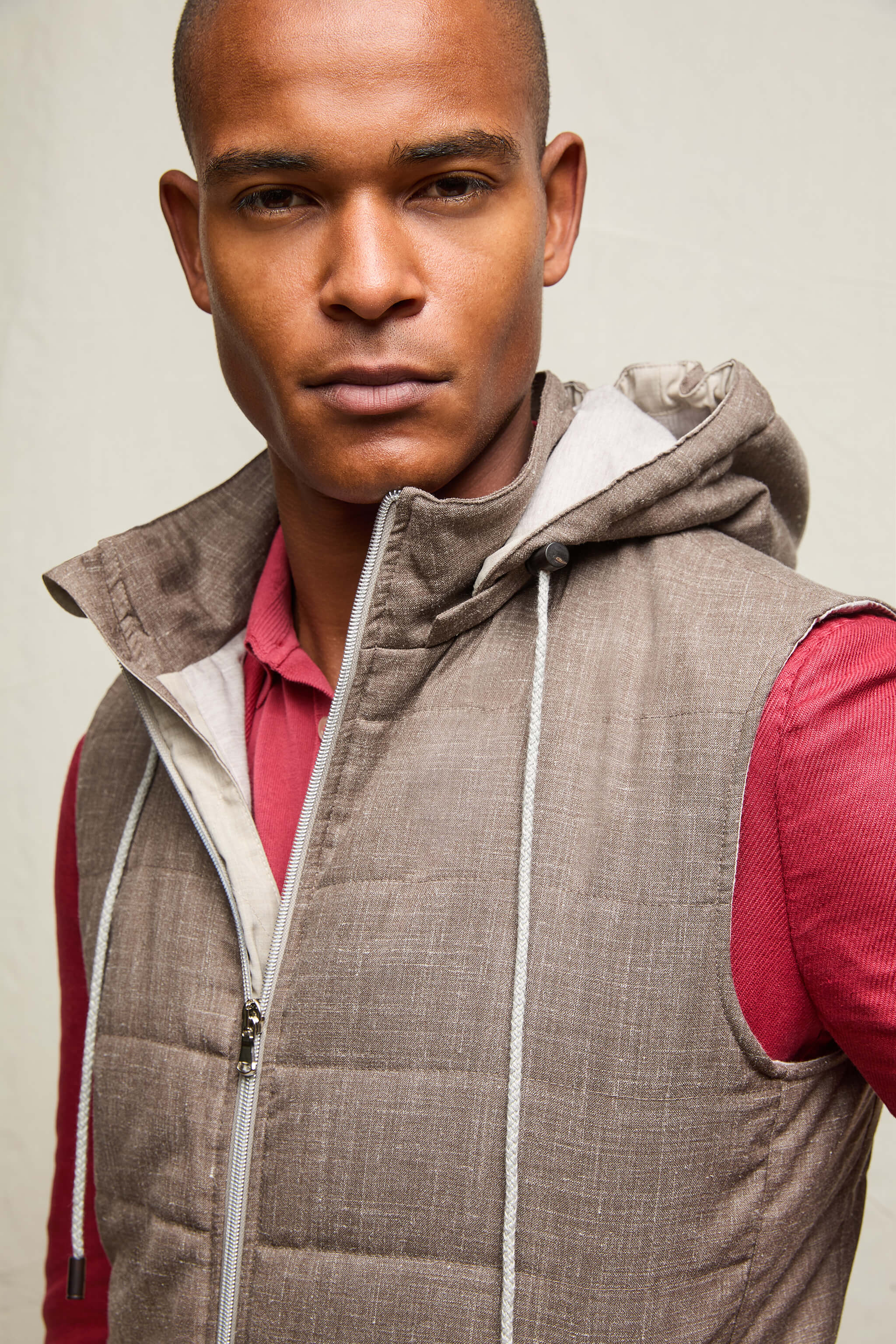 Gilet imbottito con cappuccio tortora - Image 5